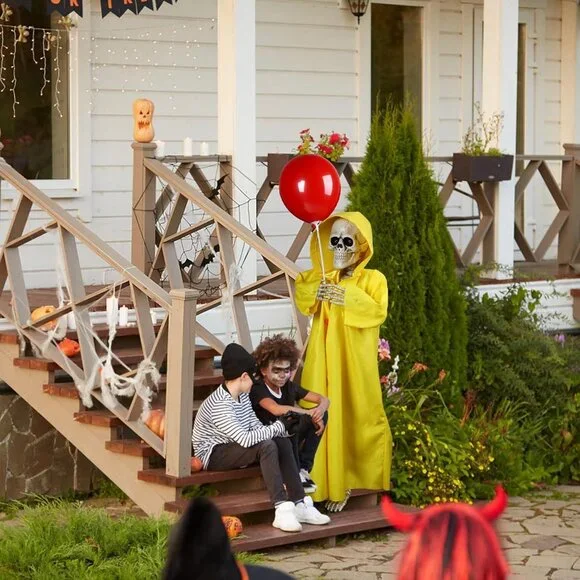 Terrifying Life-Size Animated Skeleton with Red Balloon – Halloween Outdoor Prop